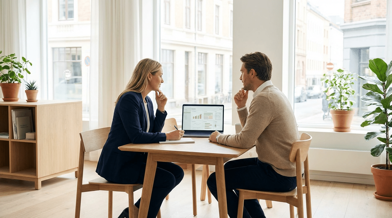 Webbstrateg gör en gratis analys av hemsida, SEO och annonsering i en modern nordisk arbetsmiljö.